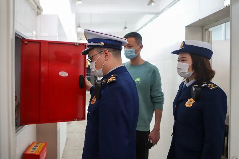 消防大队开展学校消防安全大排查,公安局到我校开展消防安全大检查