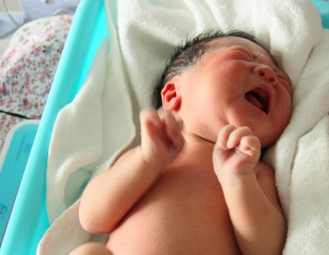 宝宝哭闹不愿睡觉怎么办,宝宝哭闹严重不想搭理他该怎么办