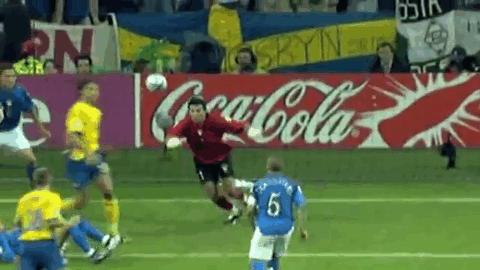 曼联对阵埃弗顿伊布蝎子摆尾,伊布上演经典背刺足球的魅力