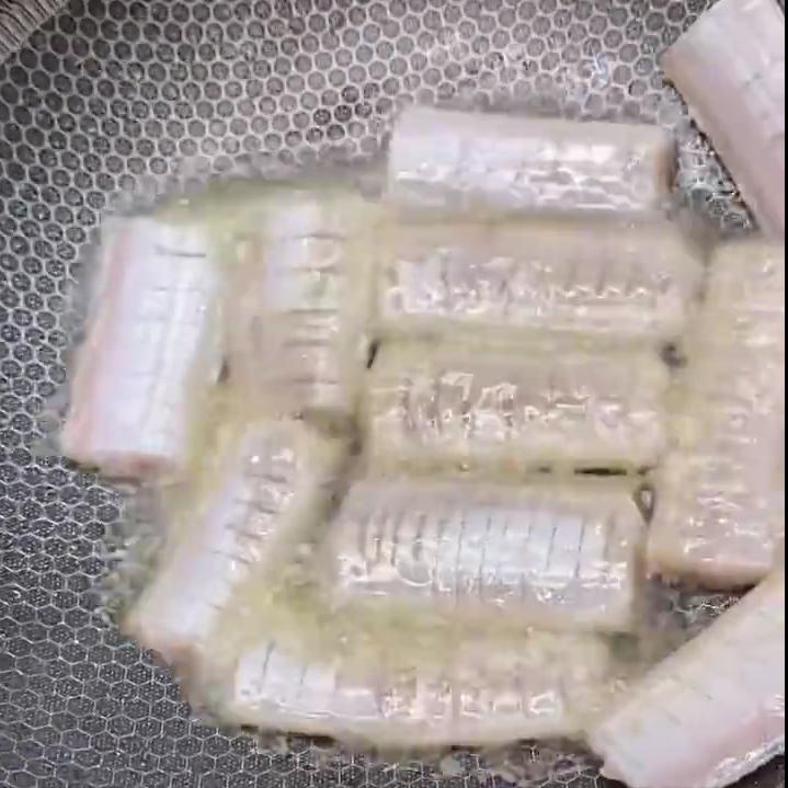 怎么煎鱼不粘锅不掉皮不会碎视频,煎鱼不粘锅不掉皮的小妙招是什么