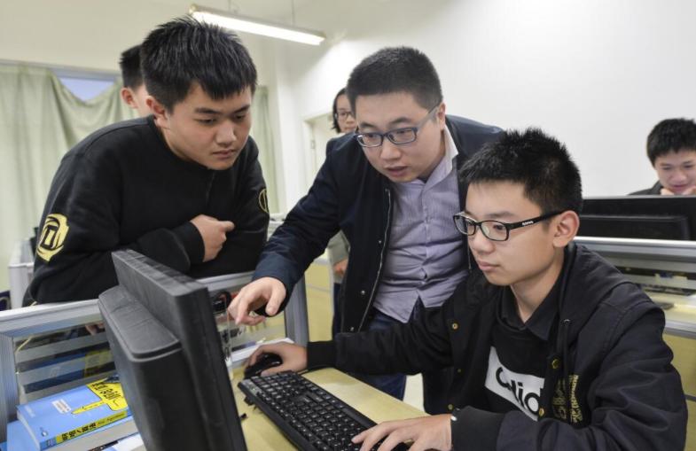 计算机类专业挣钱最少的专业是,计算机类专业最火爆专业就业前景