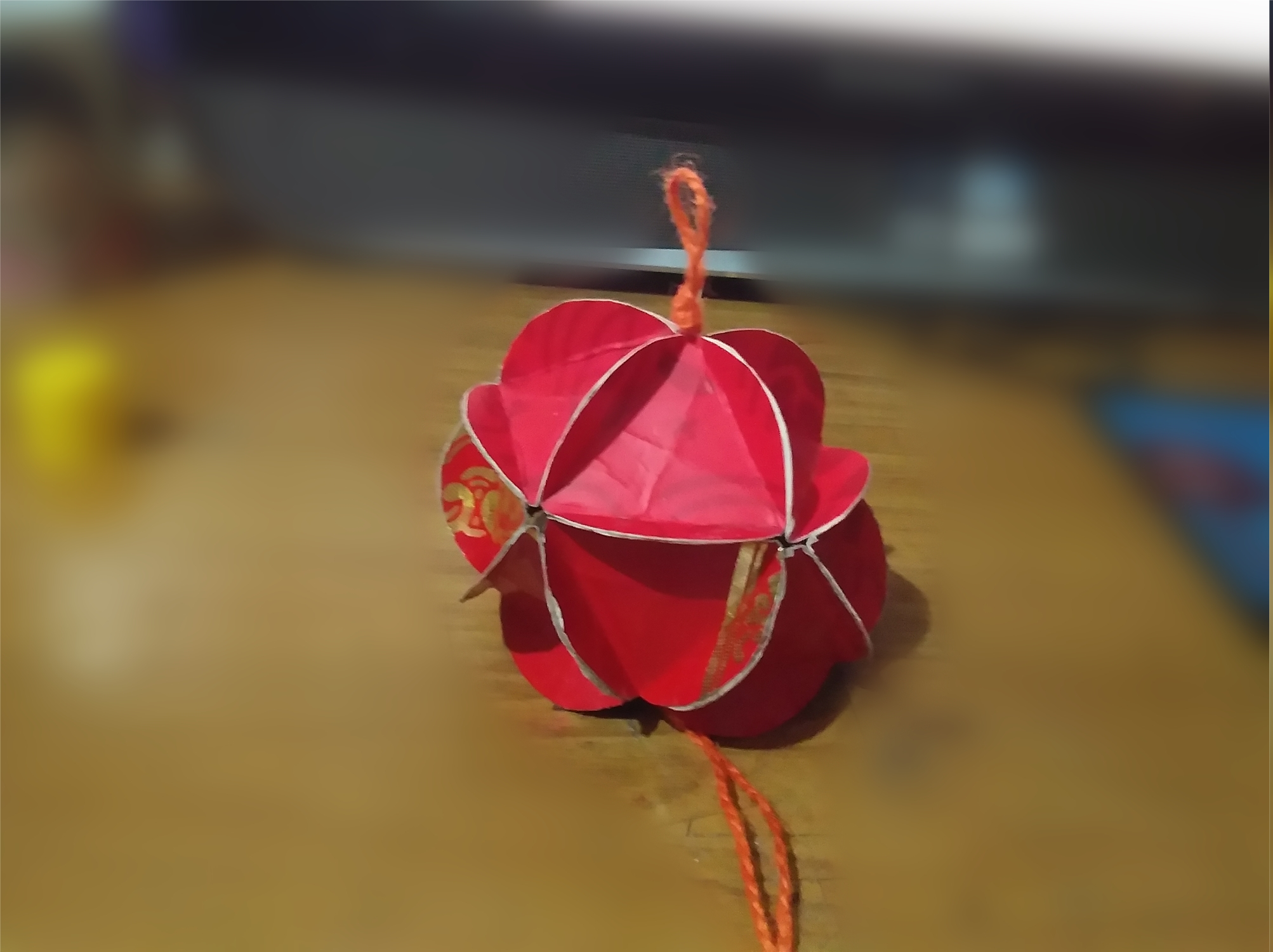 用挂历纸怎么做灯笼,手工制作简单漂亮灯笼挂历纸