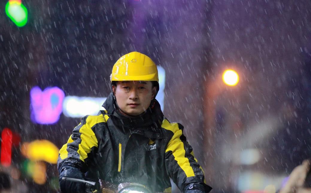 外卖小哥一个月到底能挣多少钱,外卖小哥月入过万真的很容易吗