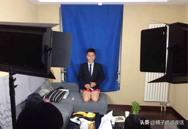 穿短裤，讲段子，劈叉播新闻，他们的“不正经”，你想不到