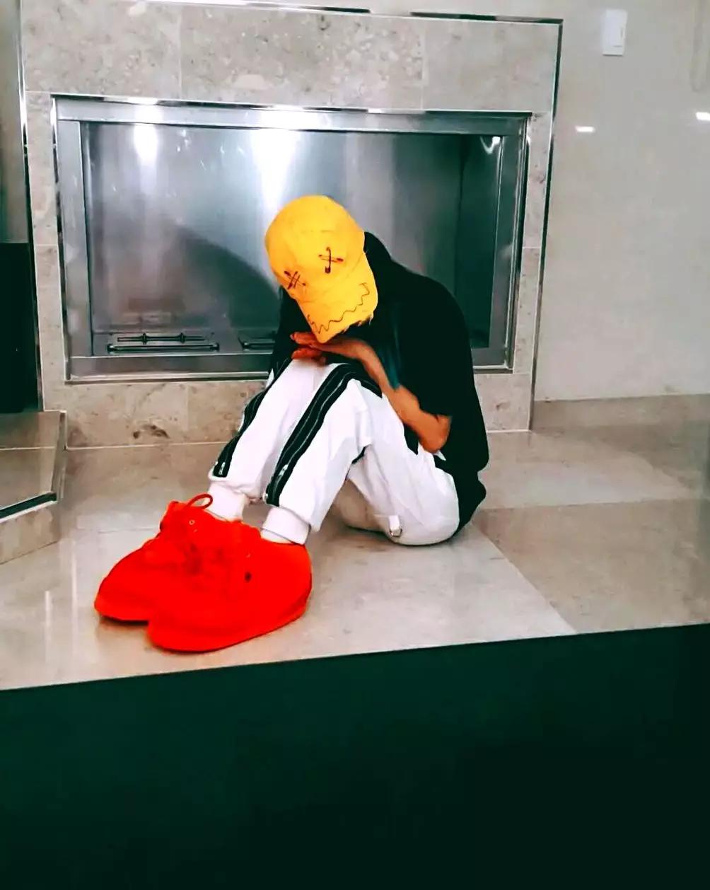 易烊千玺买权志龙同款鞋,易烊千玺助理权志龙鞋