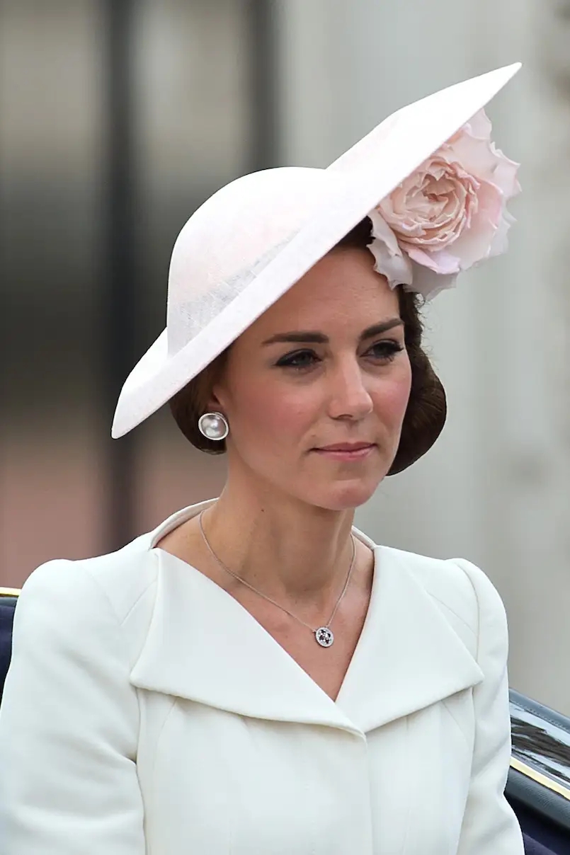 凯特王妃戴戴安娜王妃头饰,凯特王妃戴的是什么头饰