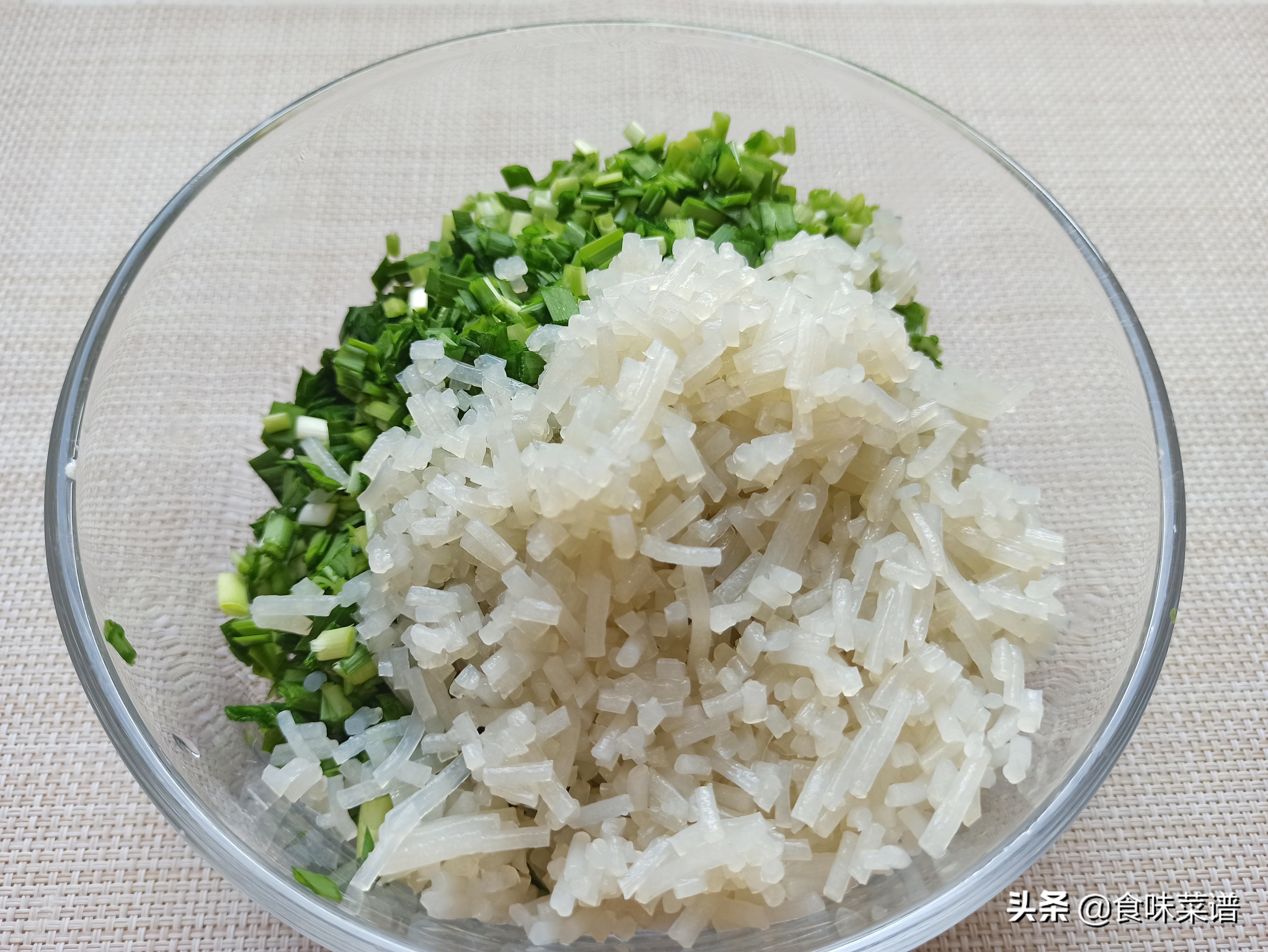 正宗韭菜鸡蛋饼的做法视频,做酥软的韭菜鸡蛋饼