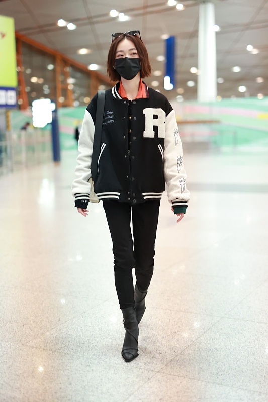 薄款棒球夹克穿搭,棒球夹克穿合体好看还是宽松好看