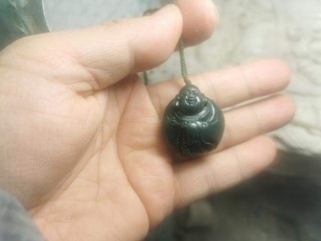 大货车师傅在山西公路边捡得石头，做了一个小佛，一对耳坠