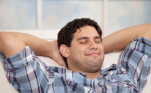 男人腰酸疼痛是什么原因引起的,男人腰酸疼怎么回事怎么缓解