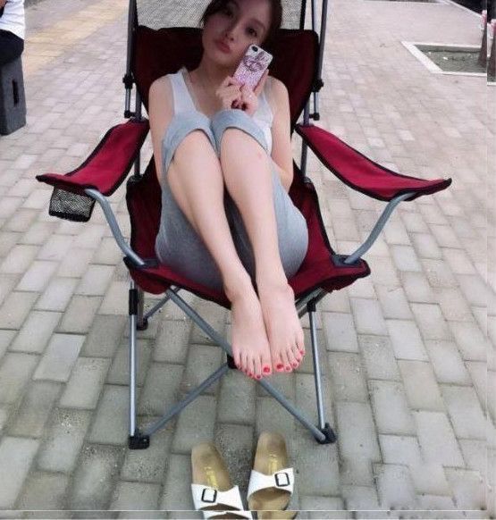 冉莹颖穿10小时高跟鞋，脱鞋后“触目惊心”，女人为了美真是拼了
