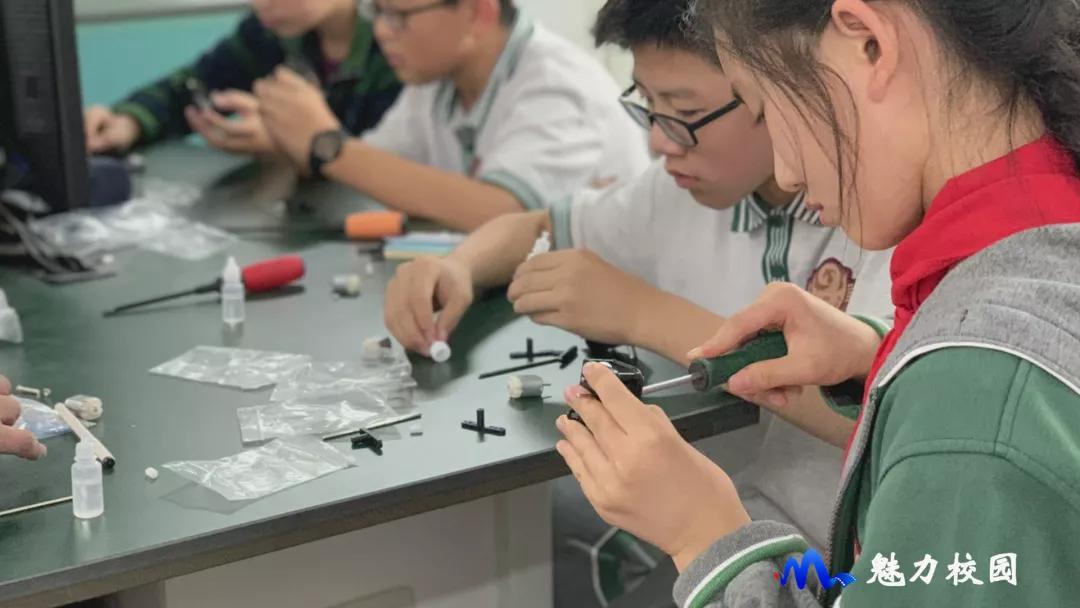 仿生机器人培训班,青少年机器人教育培训