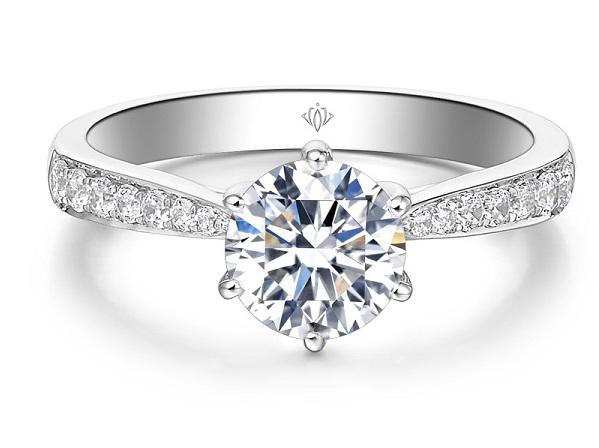 戴铂金过敏会对黄金过敏吗,戴铂金会过敏吗