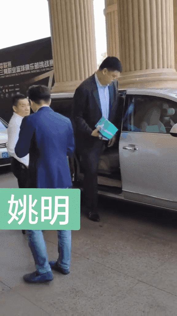 姚明坐车视频大全,姚明坐车姿态