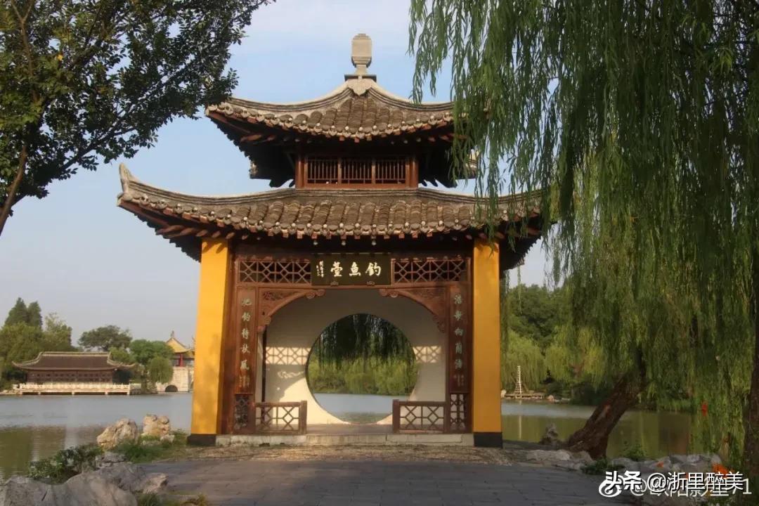 湖光秋月两相和古诗,湖光秋月两相和的诗意