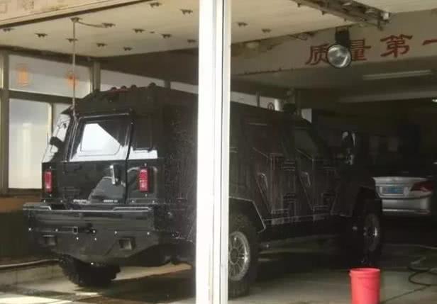1600万“黑骑士”去洗车，一看车身，洗车工直呼：洗不了