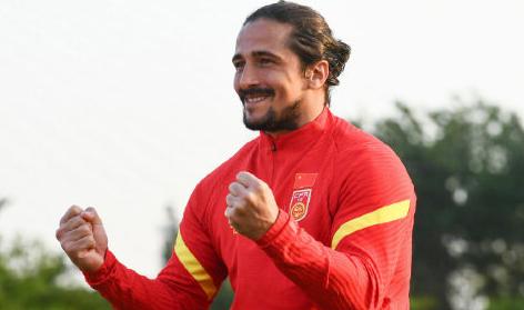 足球报谈洛国富,洛国富踢世预赛