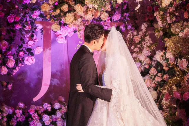 唐嫣罗晋婚纱照最新图片,唐嫣罗晋私下亲密细节婚纱照