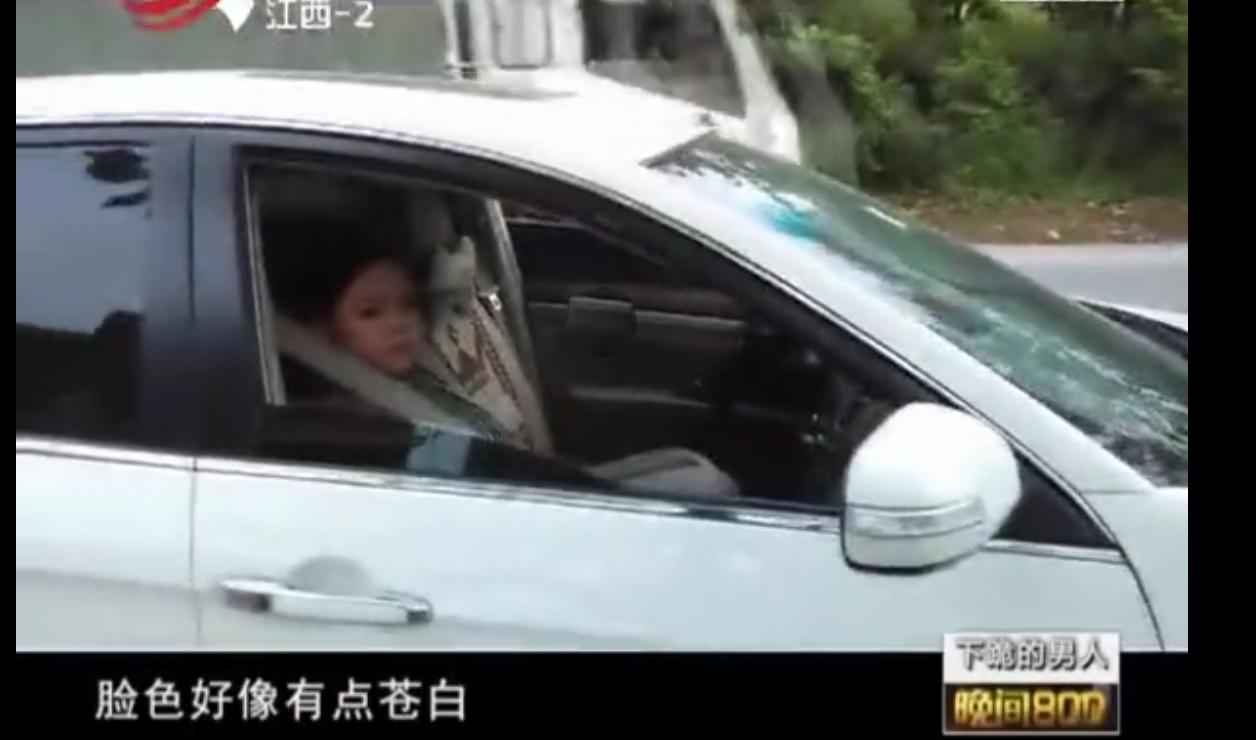 江西男子无证驾驶被查给警察下跪，因怀孕的妻子大出血急去医院