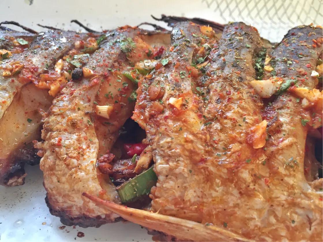 麻辣烤鱼又香又辣好吃到流口水,鲜美烤鱼肉质鲜嫩好吃到飞起