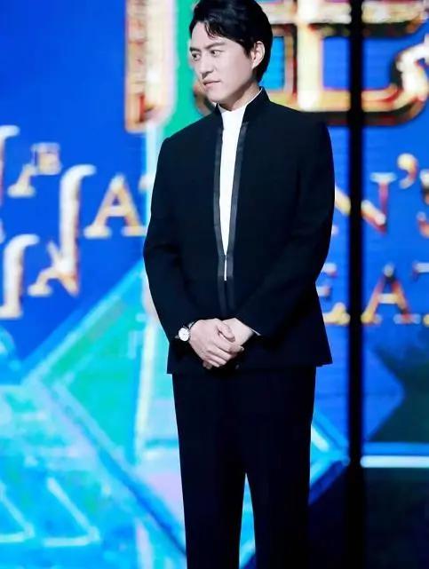 靳东俩儿子真厉害！小小年纪气场超稳，穿T恤“老干部”味不输爸