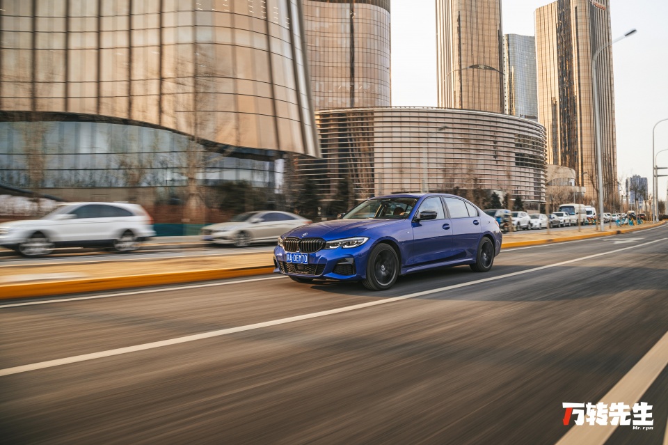 试驾宝马330Li丨即便它变得舒适，也依旧能让人爱上