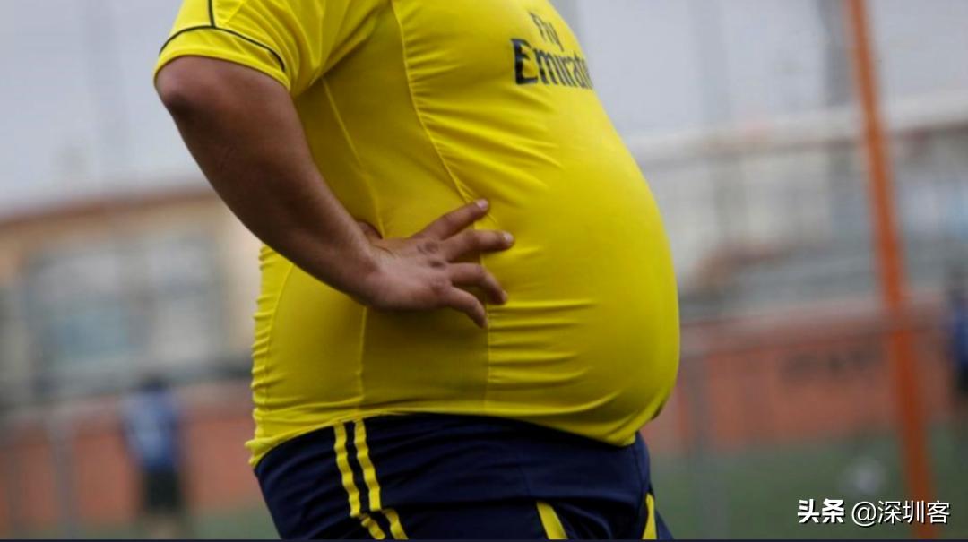 油腻中年男子踢球,中年足球油腻球员