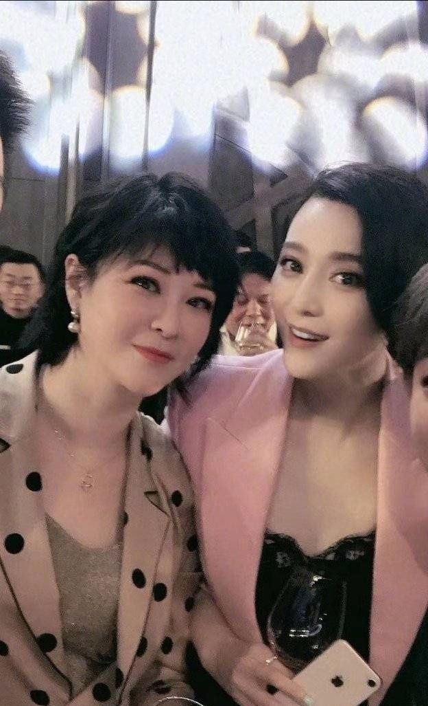 最新范冰冰机场穿搭工装裤,范冰冰加厚西裤