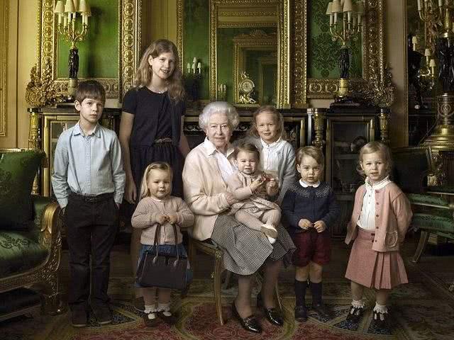 英女王的曾孙女夏洛特,英国女王和她的曾孙女夏洛特