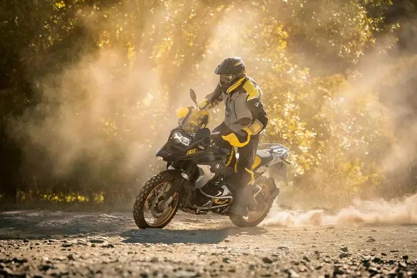 最新款宝马水鸟adv,宝马水鸟2022新款adv大灯