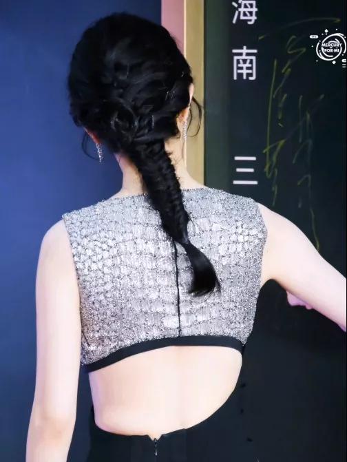 杨幂半扎鱼骨辫,杨幂的新发型双马尾鱼骨辫