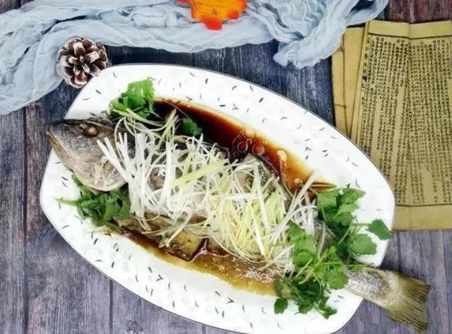 清蒸鱼先放酱油还是先放盐,清蒸鱼放酱油的诀窍