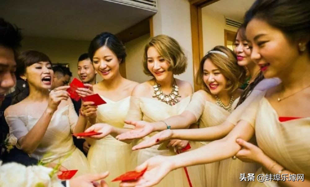 新郎接亲大姨堵门要红包完整视频,新郎接亲遇萌娃军团堵门讨红包