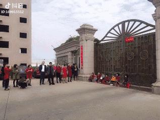 新郎接亲堵门游戏大全教程,接亲堵门游戏伴郎和新郎一起玩吗