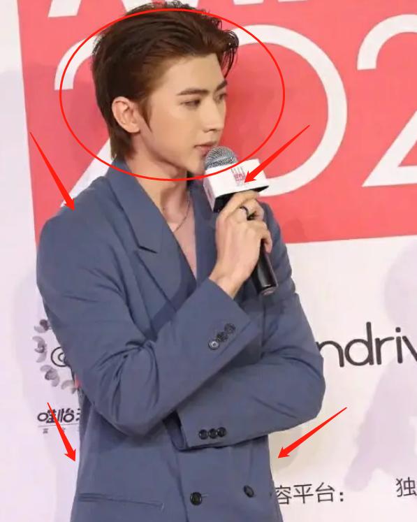 蔡徐坤受邀风尚大典，里衣失踪粉丝不淡定，生图神似男版芭比娃娃