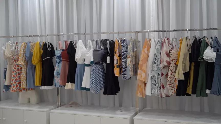 东北魔幻泳装小城，工人月入过万，承包全球40%的泳衣