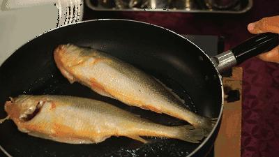 不粘锅煎鱼怎么煎不黄,油煎食物不粘锅最有效的方法