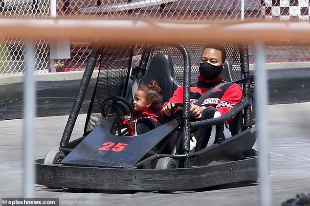 超模“传奇嫂”摘假体后首露面，穿赛车服超自信，腰粗肚圆似怀孕