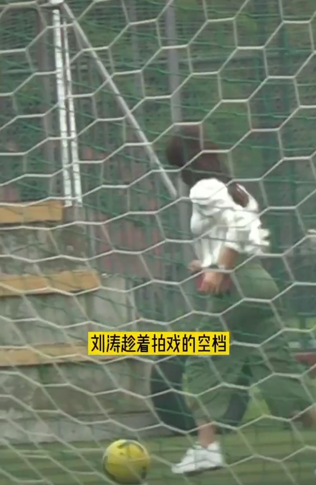 刘涛遇儿女探班三人调皮搞怪卖萌,太顾家