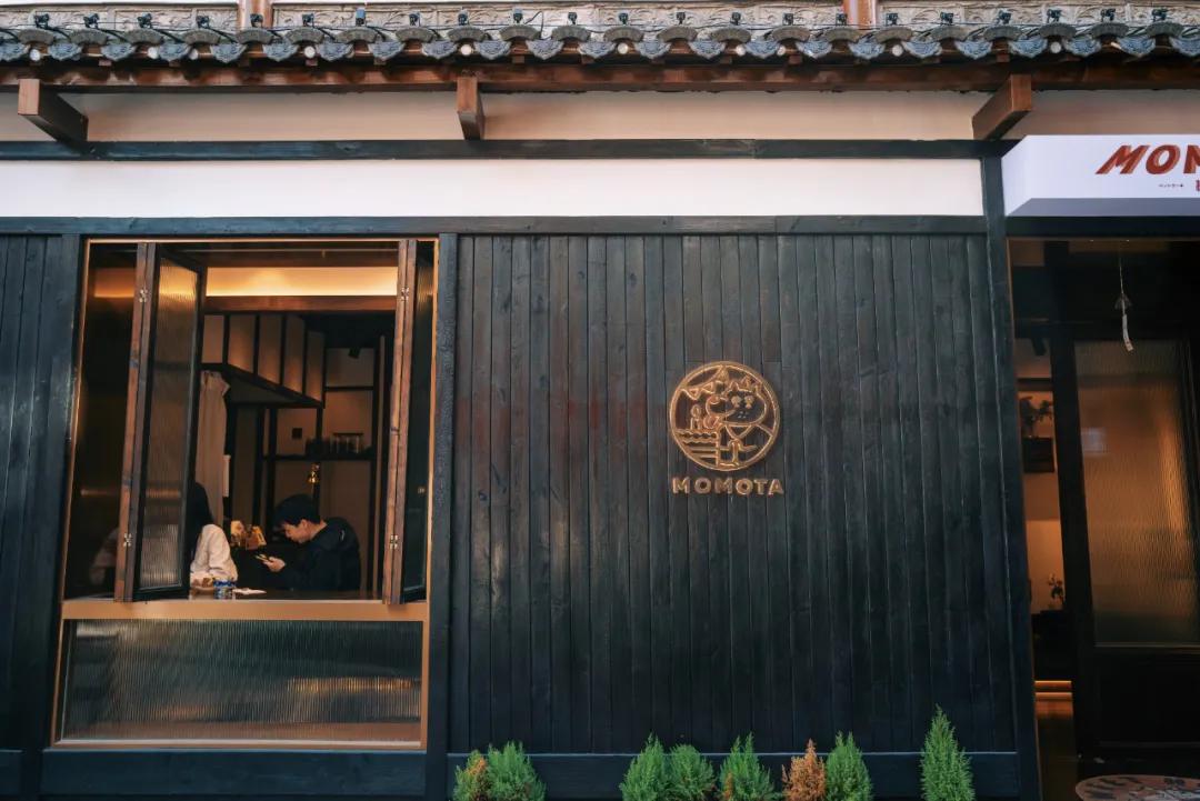 把繁华踩在脚下，将吃喝囊括周边。去长沙要住地标里