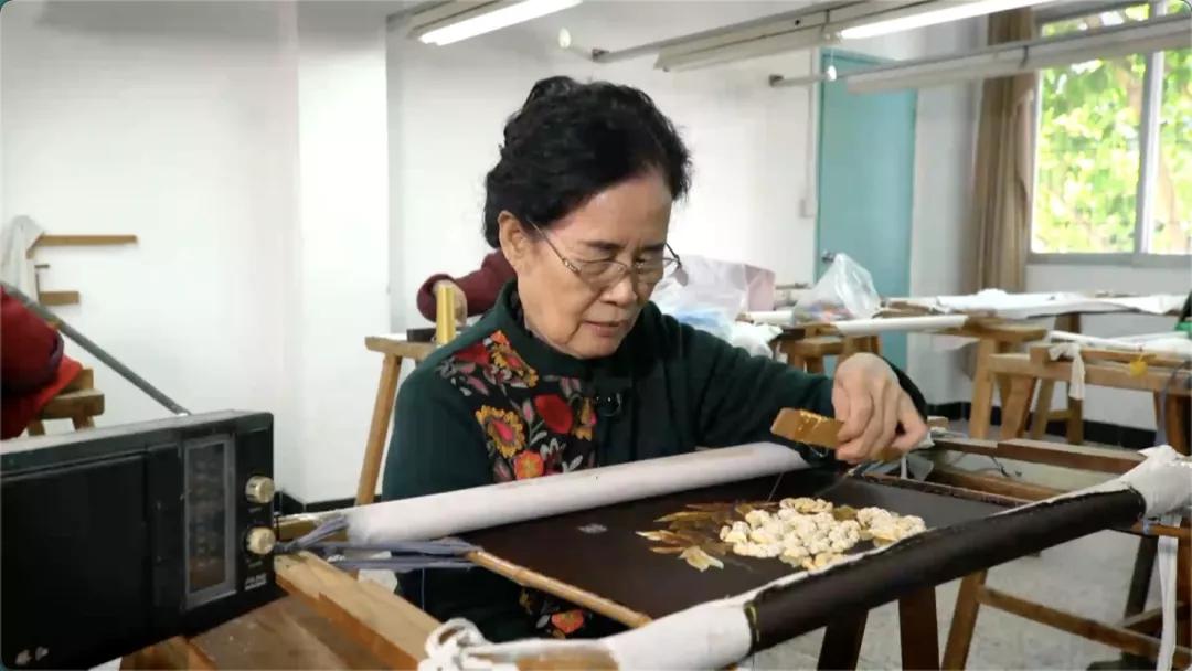 一座是工艺“潮”城，一座是设计“潮”城：潮绣的华丽转身