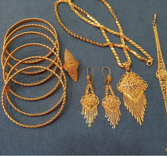 黄金饰品可以和什么饰品搭配,黄金饰品搭配技巧和方法图片