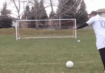 侧凌空射门的正确方法,凌空射门教学