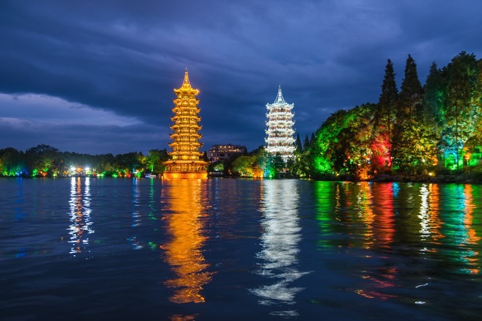 夜游漓江两江四湖感受,夜游桂林两江四湖双塔图片