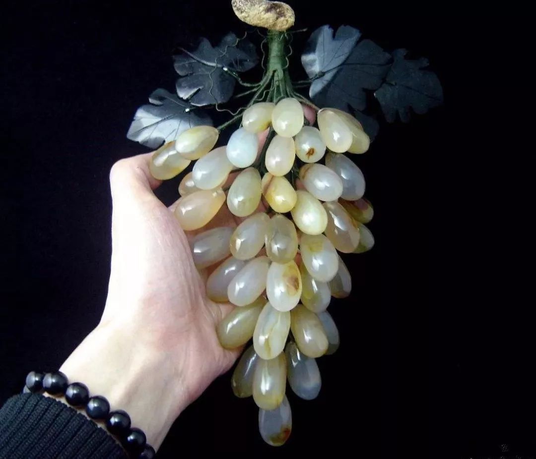 好品质的岫玉和差品质翡翠哪个好,岫玉与翡翠的鉴别方法有哪些呢