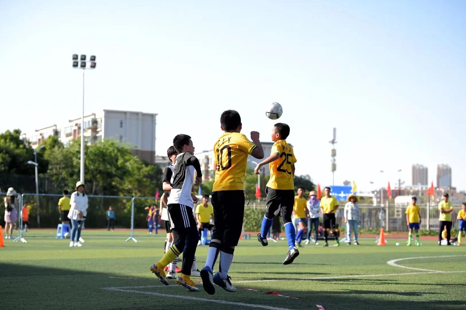 第七届“中华杯”校园足球联赛开幕足球小将绿茵展风采