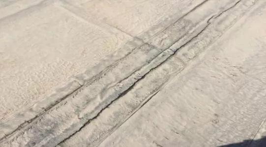 混凝土地面开裂什么原因,混凝土房顶开裂的原因和处理方案