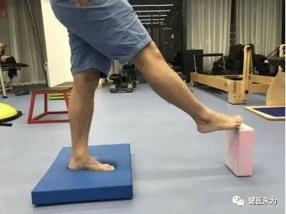 国家队康复师崴脚康复动作,国家队队医治疗崴脚