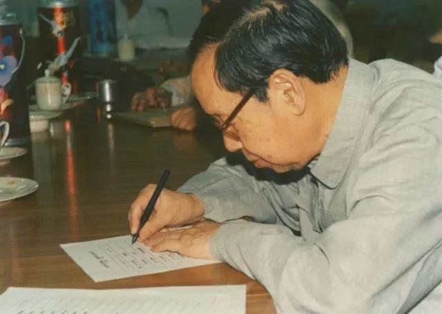 那个把50毫克镭放进咸菜罐里的“乞丐”，竟是两弹元勋！