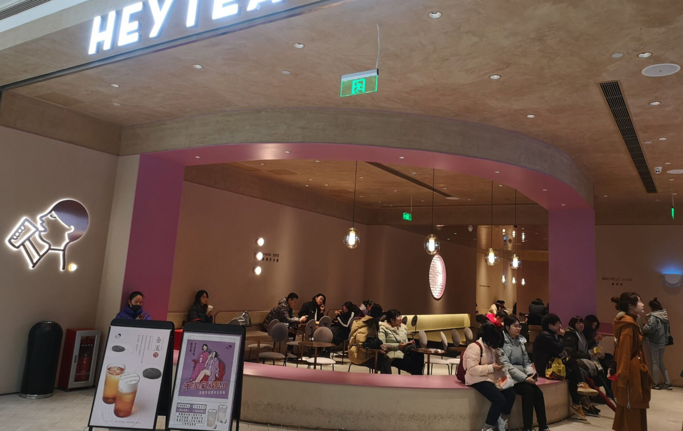 奶茶200块钱一杯排队八个小时,一杯奶茶60元排队买